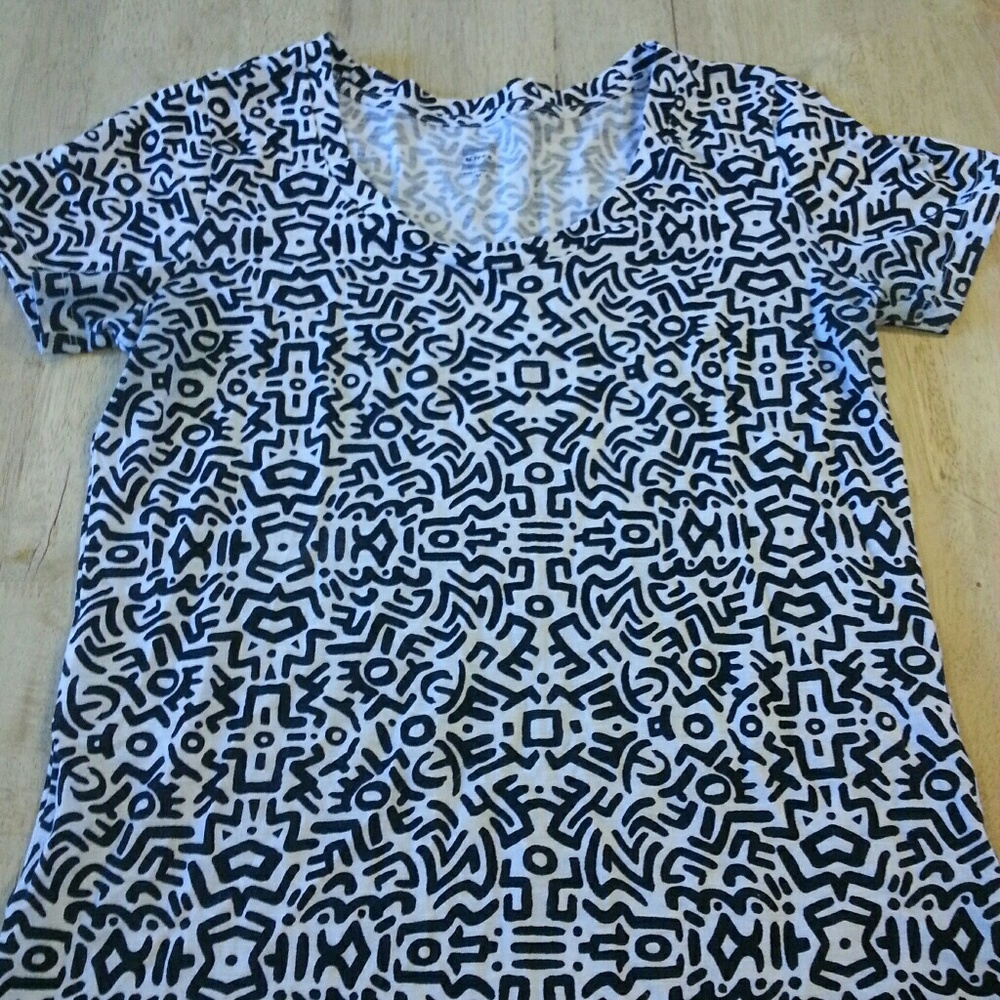 T-shirt. 90s black and white pattern.  Medium